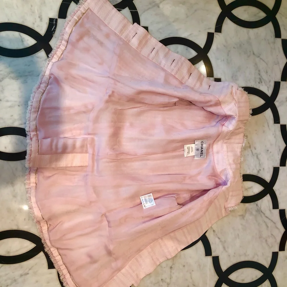 Chanel Runway Pink Jacket w/Embellishments, Pink & Gold Custom Buttons Size 40 - Picture 9 of 13